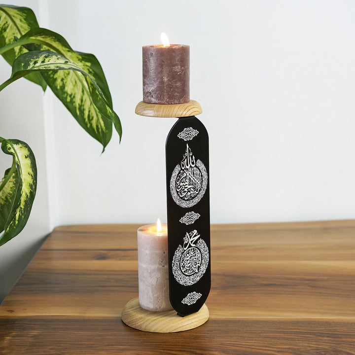 yan acidan gorulen uv baski ile ayetel kursi ve salli barik yazili siyah metal mumlugun iki ahsap standinda yanan mumlar gorunuyor islamicwallarttr
