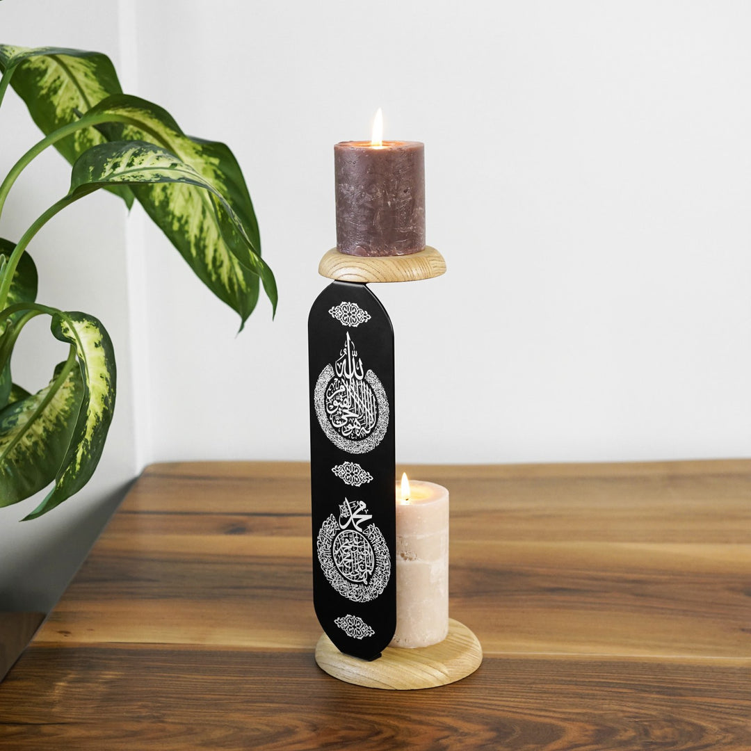 altta ve ustte mum ahsap mum standi olan siyah metal mumluk uzerinde yazan ayetel kursi ve salli barik ile dikkat cekiyor islamicwallarttr