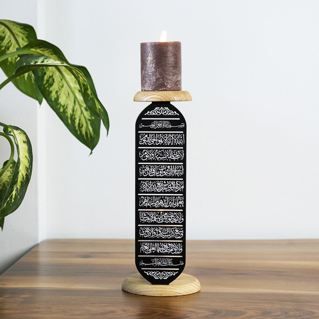 beyaz uv ile ayetel kursinin yazildigi i siyah metal mumlugun alt ve ust kisminda ahsap mum koyma standi bulunuyor islamicwallarttr