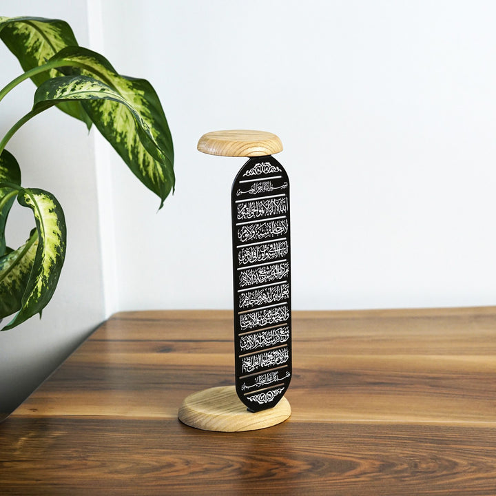siyah metal uzerine uv baski ile ayetel kursi yazili altta ve ustte ahsap standi olan dekoratif mumluk islamicwallarttr