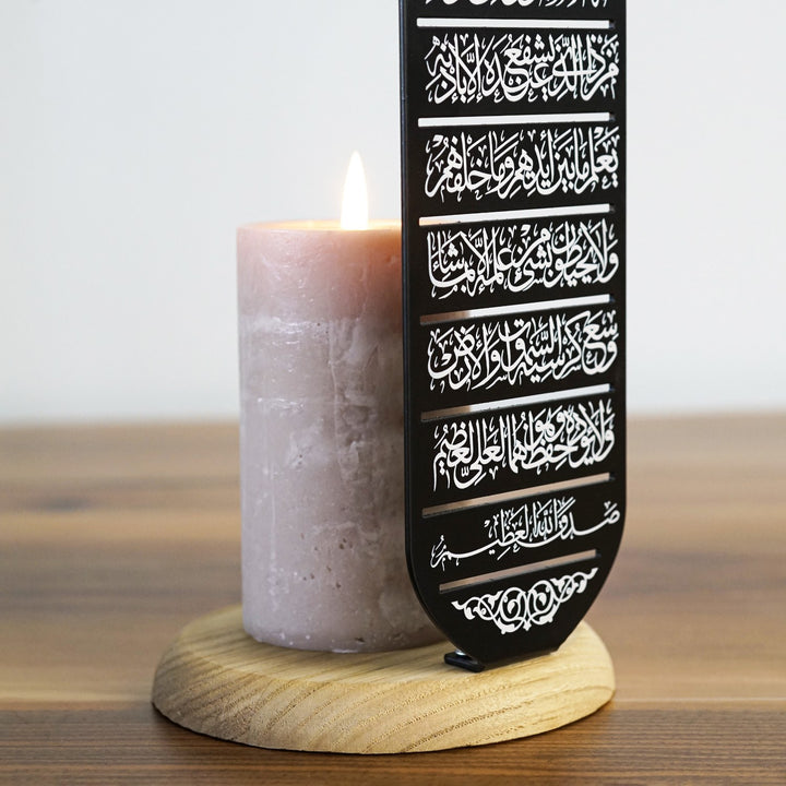ayetel kursi yazili mumlugun yakin cekim ile uv kalitesi ve masif ahsap standi dikkat cekiiyor islamicwallarttr