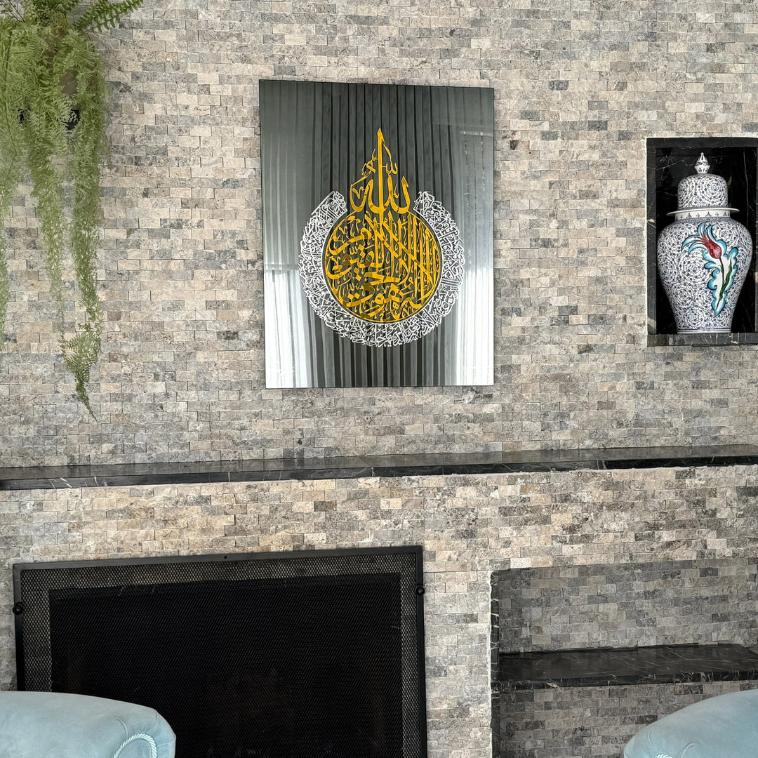 Ayetel Kürsi temperli cam tablo, şömine üstündeki taş duvarda pencere perdesini yansıtan görünüm