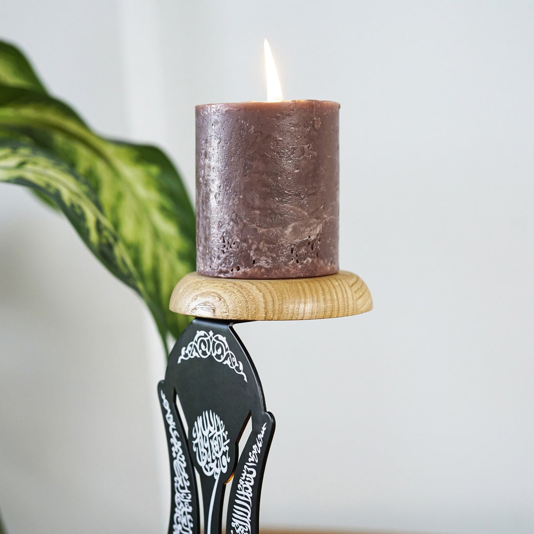 ayetel kursi yazili mumlugun yakin cekim ile ust kisminda yanan mum ile masif ahsap standi dikkat cekiiyor islamicwallarttr