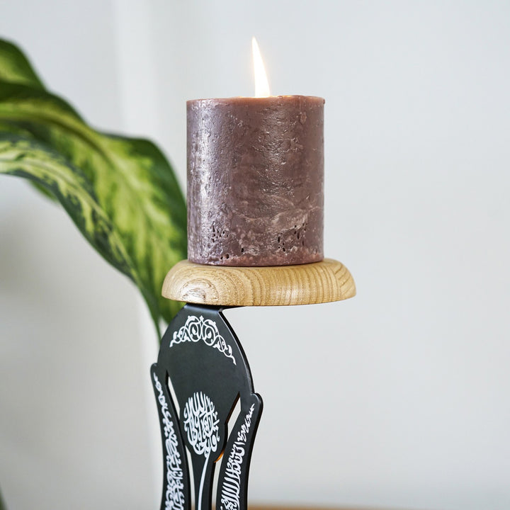 ayetel kursi yazili mumlugun yakin cekim ile ust kisminda yanan mum ile masif ahsap standi dikkat cekiiyor islamicwallarttr