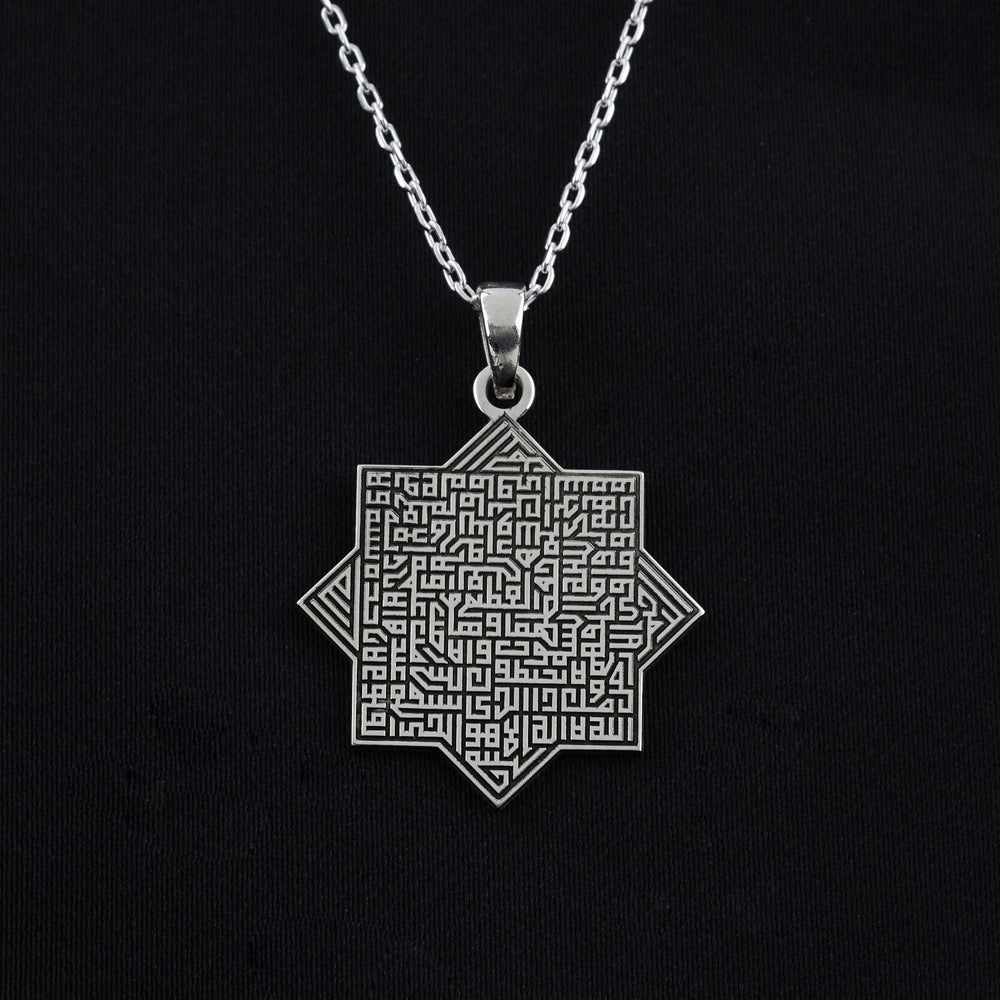 ayetel kursi kufi hat ile gumus kolye uzerine islenmis tasarimı ise selcuklu yildizi seklinde islamicwallart