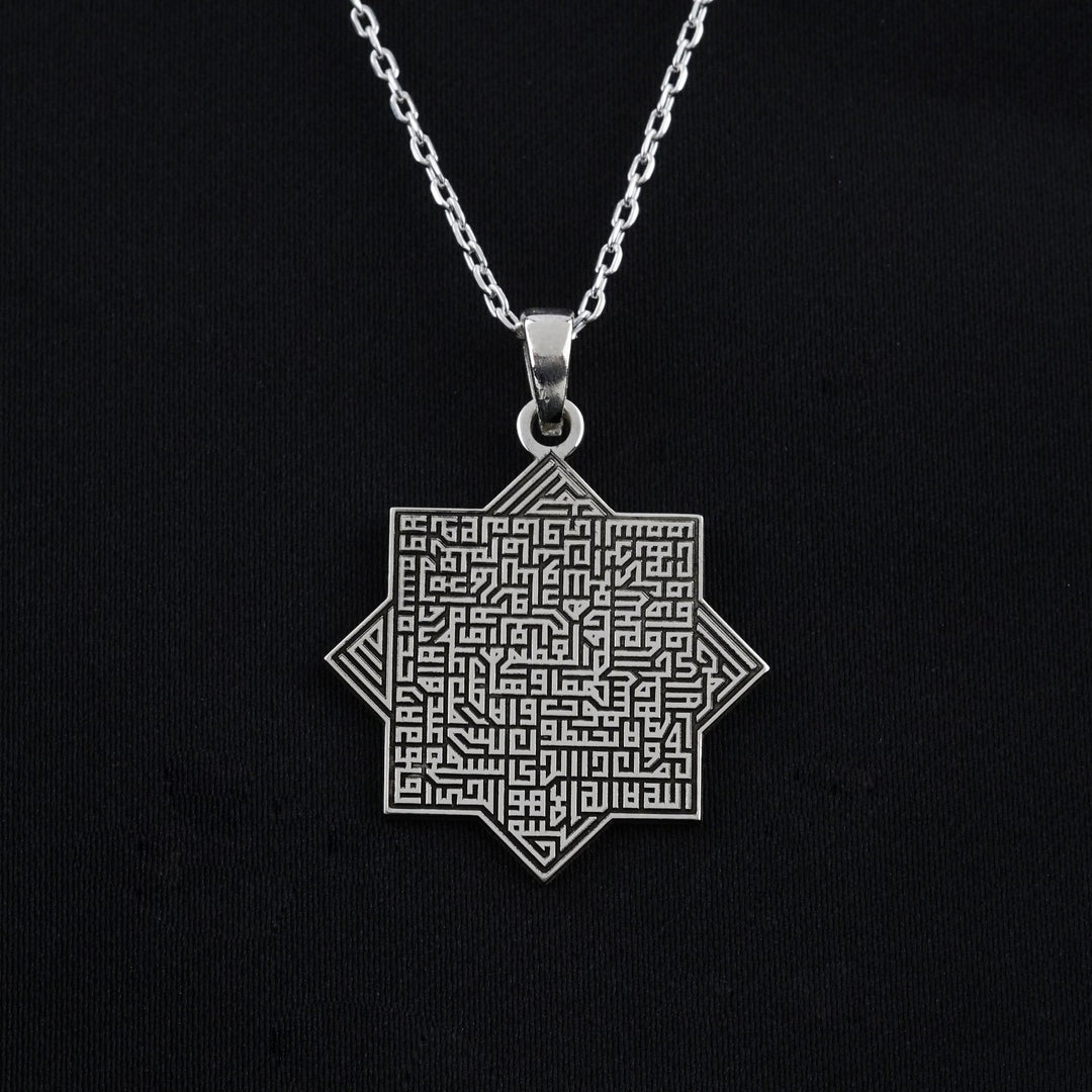 ayetel kursi kufi hat ile gumus kolye uzerine islenmis tasarimı ise selcuklu yildizi seklinde islamicwallart