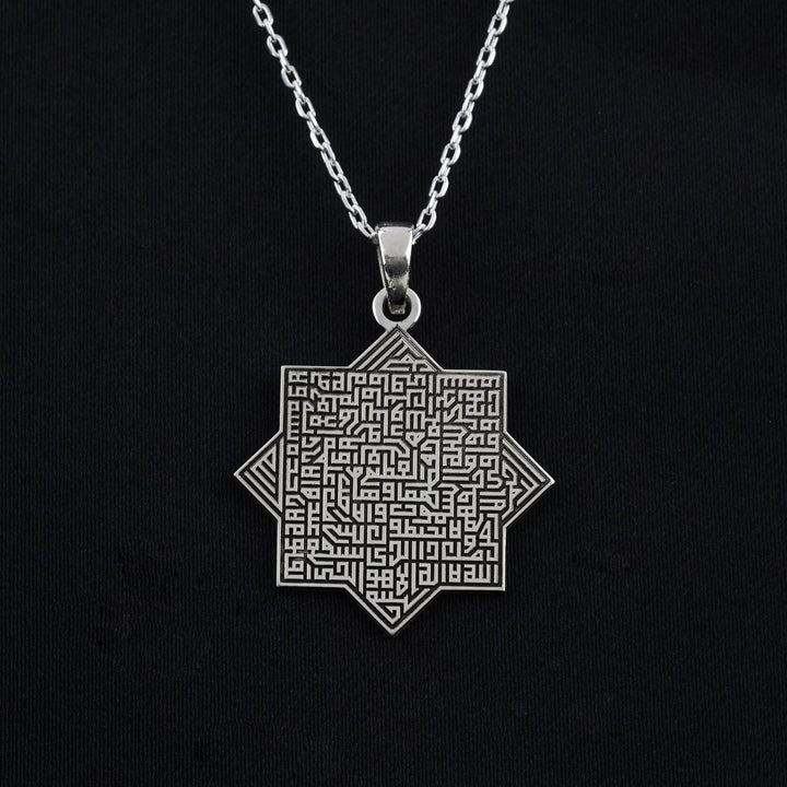 ayetel kursi kufi hat ile gumus kolye uzerine islenmis tasarimı ise selcuklu yildizi seklinde islamicwallart