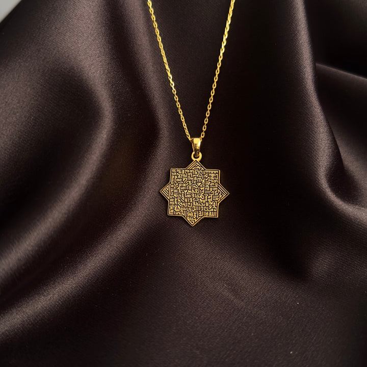 ayetel kursinin üzerine kufi hat ile islendigi selcuklu yildizi seklinde zincirli altin rengi gumus kolye islamicwallart