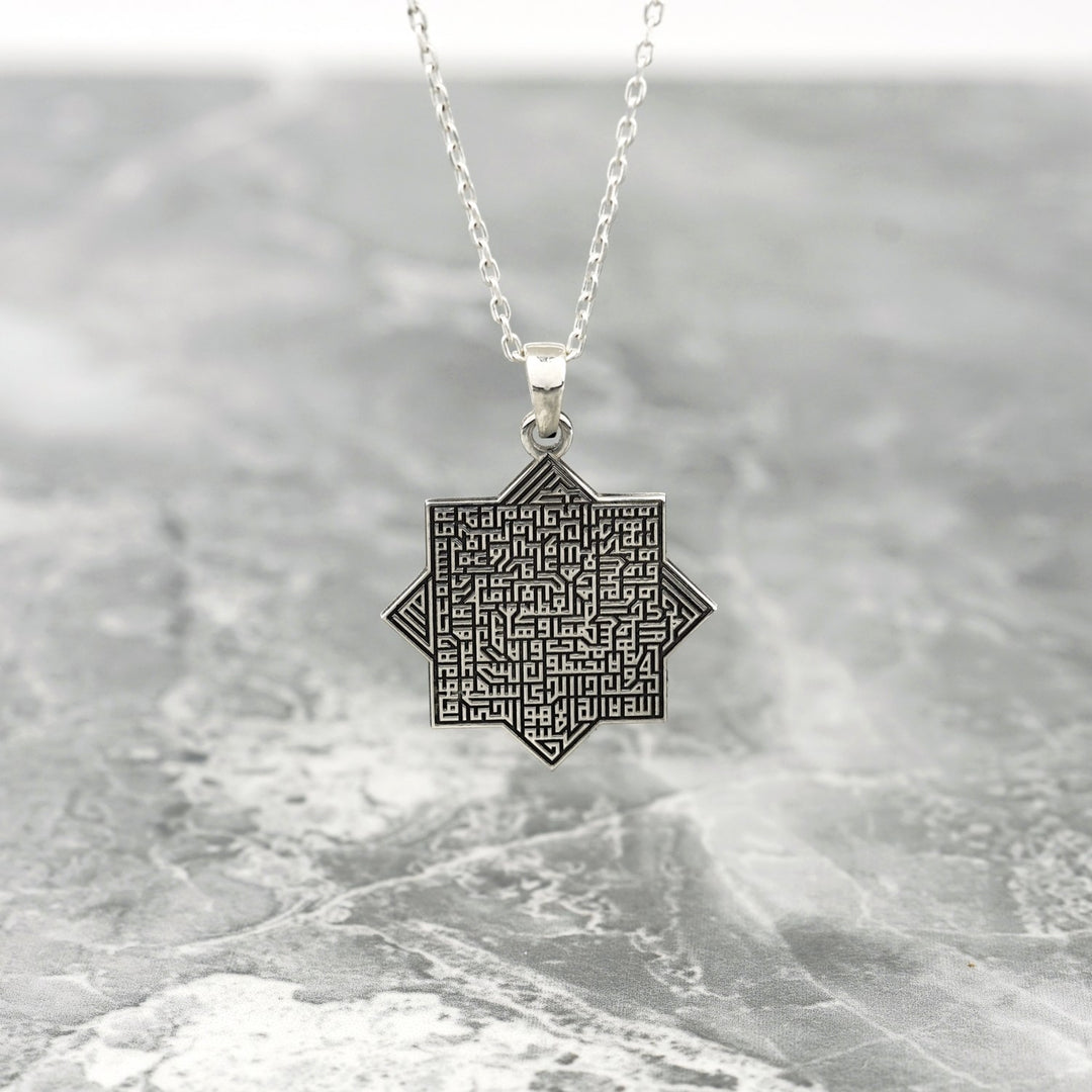 ayetel kursinin üzerine kufi hat ile islendigi selcuklu yildizi seklinde zincirli gumus kolye islamicwallart