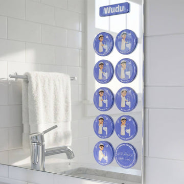 Erkekler için mavi abdest stickerları banyo aynasına dizilmiş, lavabo yanında görünüm