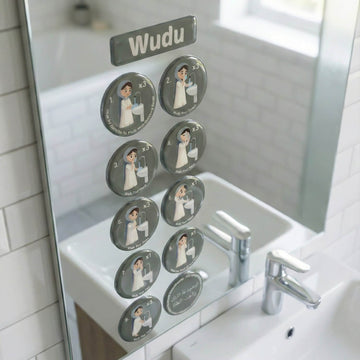Kızlar için yeşil abdest stickerları, banyo aynasında yan yana iki sütun halinde