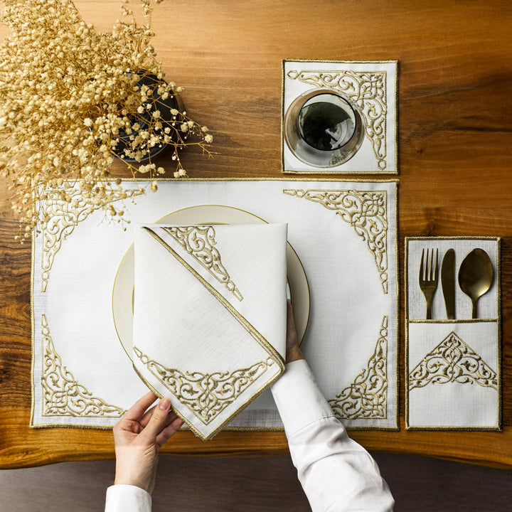 zarif nakis islemeli Ramazan sofra seti altin detaylarla bezeli pecete servis ortusu ve catal-bicak takimiyla sik masa duzeni ve su bardagi ile minimal bir sunum sagliyor islamicwallarttr