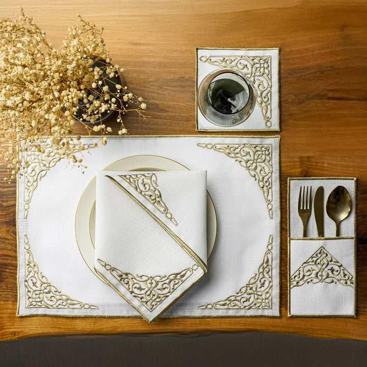 islamicwallart koleksiyonuna ait olan bu beyaz kumas yemek takimi seti altin rengi geleneksel nakis islemeleriyle suslenmis amerikan servis pecete bardak altligi ve catal bicak kilifindan olusmaktadir