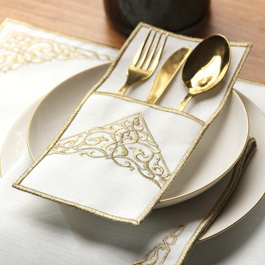 islamicwallart tasarimi olan bu sette, altin sarisi catal, bicak ve kasik sik bir servis cebi icinde tabak uzerinde sunulmaktadir