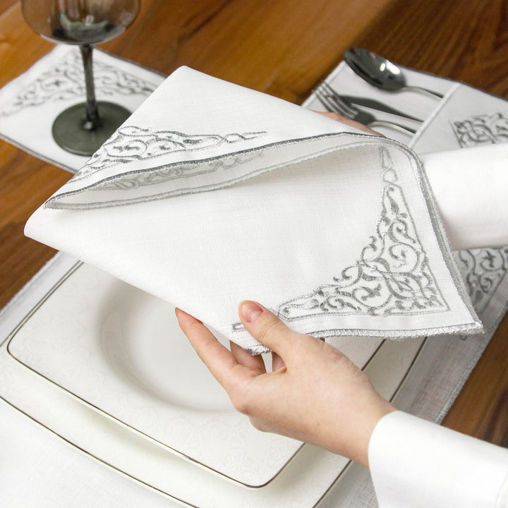 gumus nakis islemeli ramazan sofra seti zarif bir sekilde tutulan pecete ve masada yer alan minimal sunum detayi ile sofistike bir masa duzeni olusturuyor islamicwallarttr