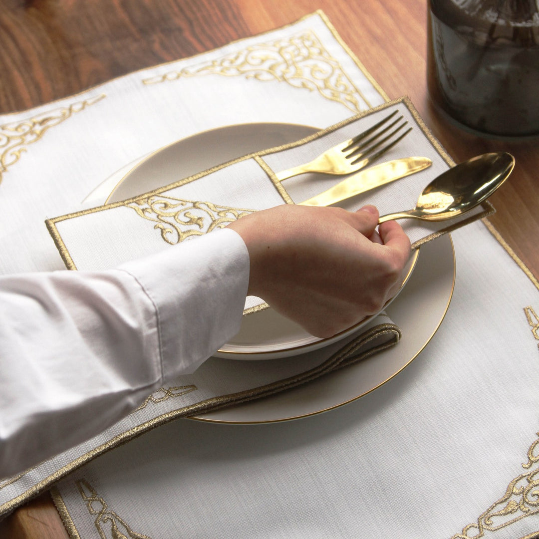 altin nakisli ramazan sofra seti zarif bir sekilde yerleştirilen catal bicak ve kasik takimi ile sofistike bir masa duzeni olusturuyor islamicwallarttr