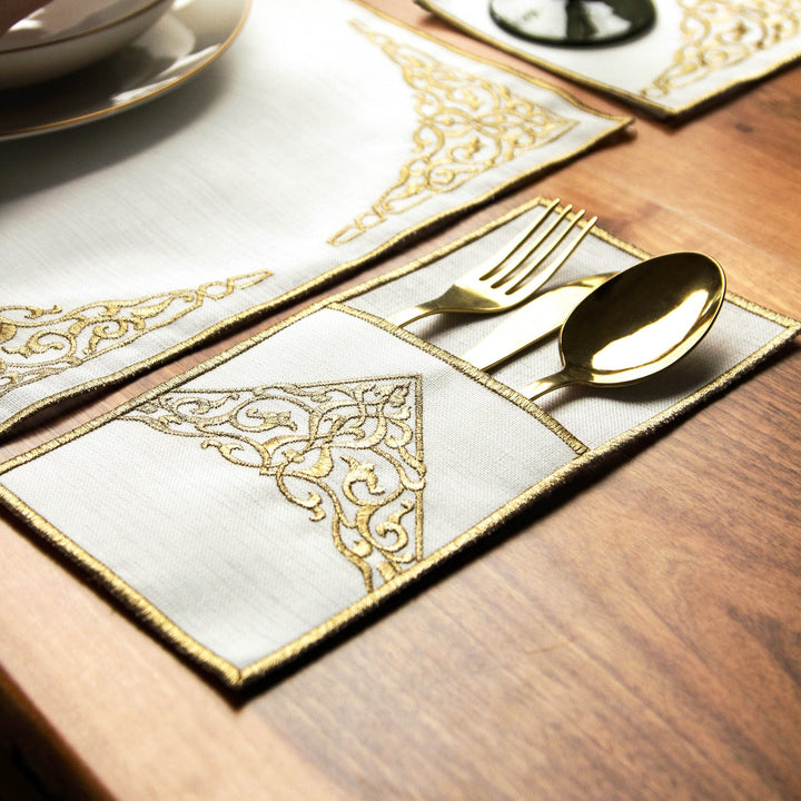 altin nakisli ramazan sofra seti sik catal bicak ve kasik kesesiyle masa uzerinde zarif ve sofistike bir duzen olusturuyor islamicwallarttr
