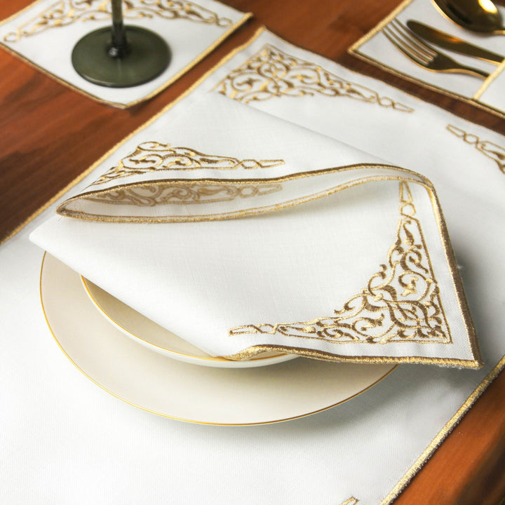 altin nakisli ramazan sofra seti zarif bir sekilde yerlestirilen pecete ve tabakla sik bir masa duzeni olusturuyor islamicwallarttr