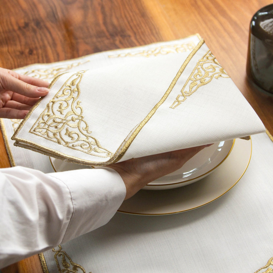 altin nakisli Ramazan sofra seti pecetelerin zarif duzeniyle sik bir masa hazirligi yapmanizi saglar islamicwallarttr