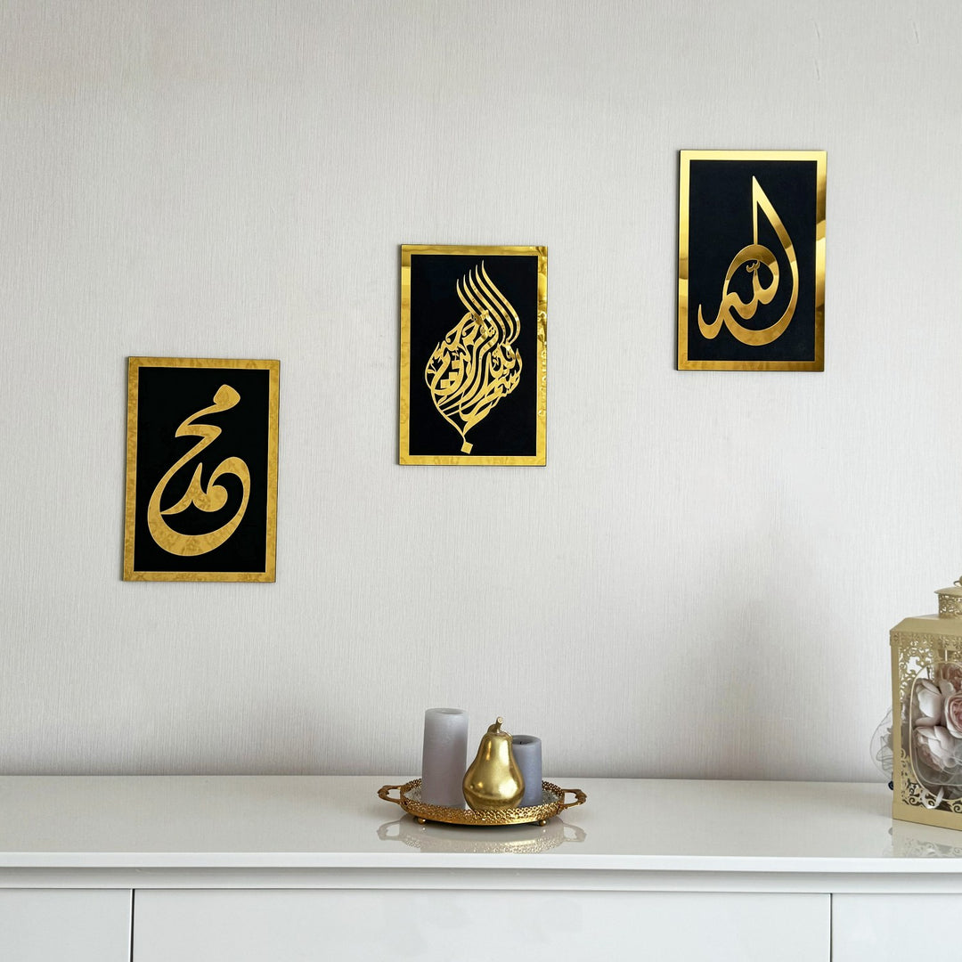 Besmele, Allah ve Muhammed lafızlı üçlü ahşap akrilik tablo, siyah üzeri altın; beyaz büfenin üstünde