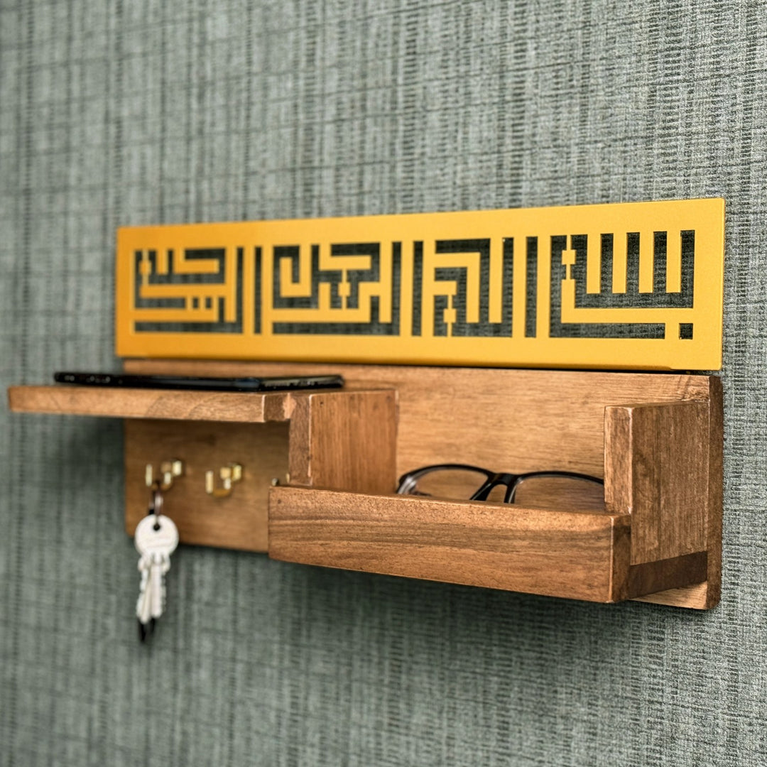 Altın renk Besmele Kufi hatlı ahşap anahtarlık, açılı görünüm ve gözlük bölmesi