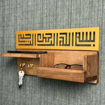 Altın renk Besmele Kufi hatlı ahşap anahtarlık, açılı görünüm ve gözlük bölmesi