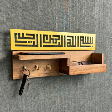 Altın renk Besmele Kufi hatlı ahşap anahtarlık, askıda anahtarla yakın ön görünüm
