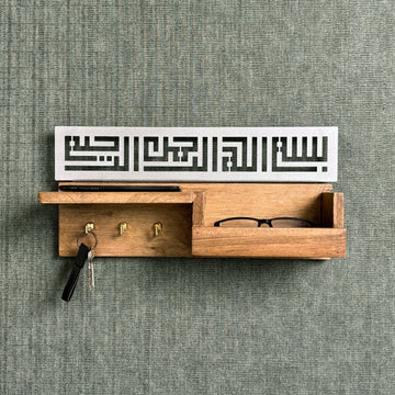 Besmele Kufi hat sanatlı ahşap anahtarlık, gümüş renk hat, yeşil duvarda ön görünüm