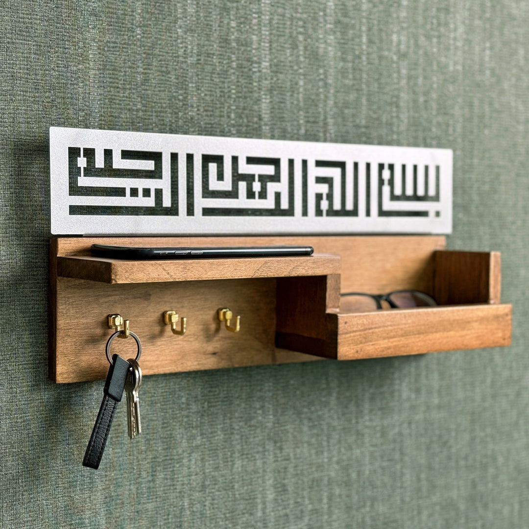 Gümüş renk Besmele Kufi hatlı ahşap anahtarlık, yakın ön görünüm ve telefon rafı