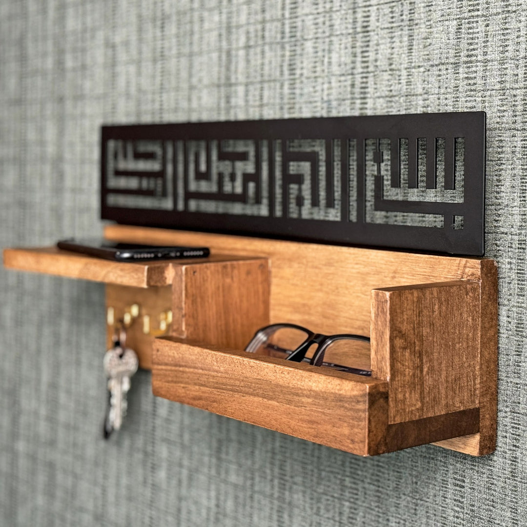 Siyah renk Besmele Kufi hatlı ahşap anahtarlık, açılı görünüm