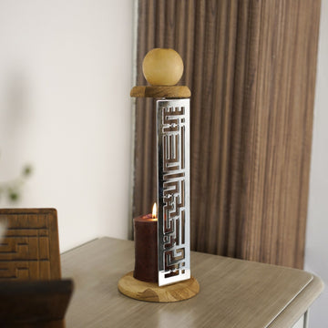 Besmele kufi hatlı parlak gümüş metal mumluk, ahşap tabanlı, perde önünde konsolun üstünde