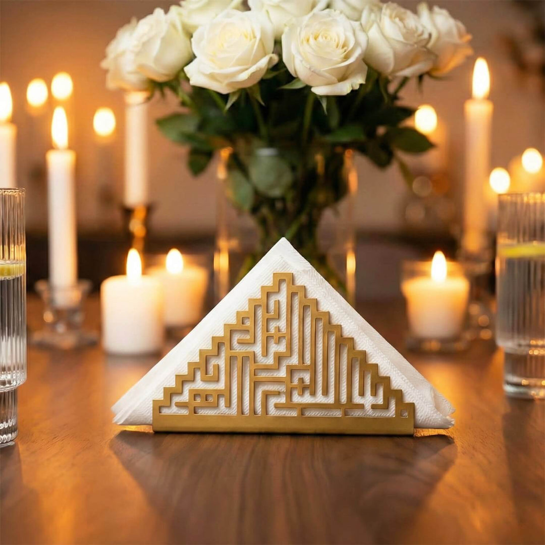 Kufi Besmele altın metal peçetelik, beyaz güllü ve mumlu iftar masasında
