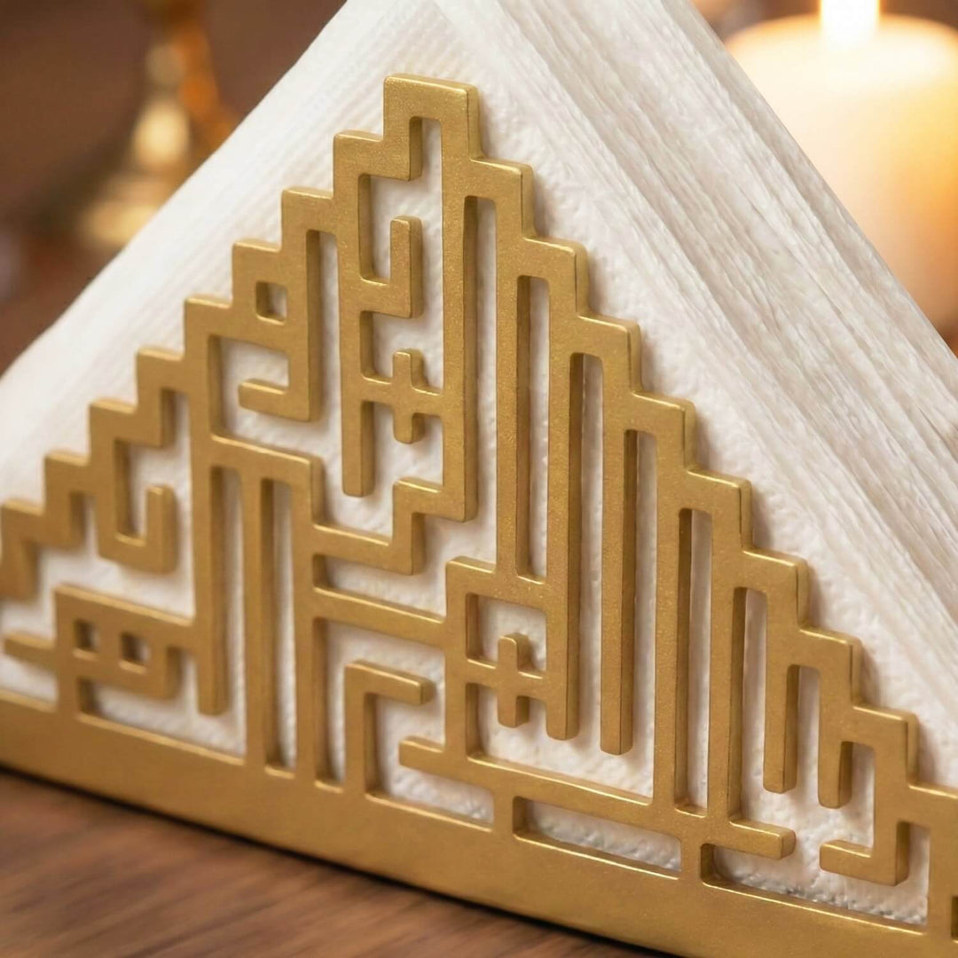 Kufi Besmele altın metal peçetelik, kufi hat deseni ve peçete ile yakın çekim