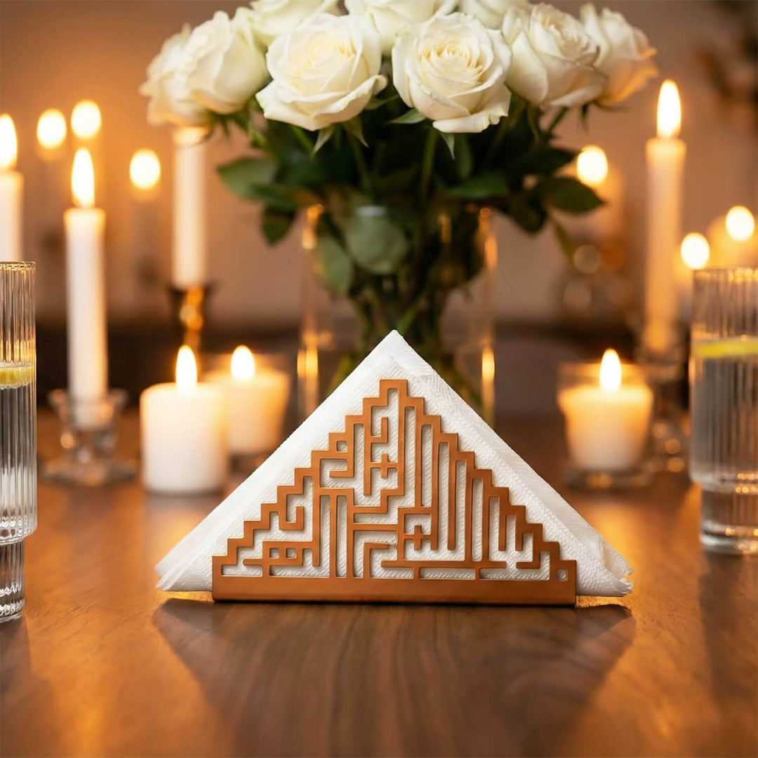 Kufi Besmele bakır metal peçetelik, beyaz güllü ve mumlu iftar masasında