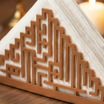 Kufi Besmele bakır metal peçetelik, kufi hat deseni ve peçete ile yakın çekim