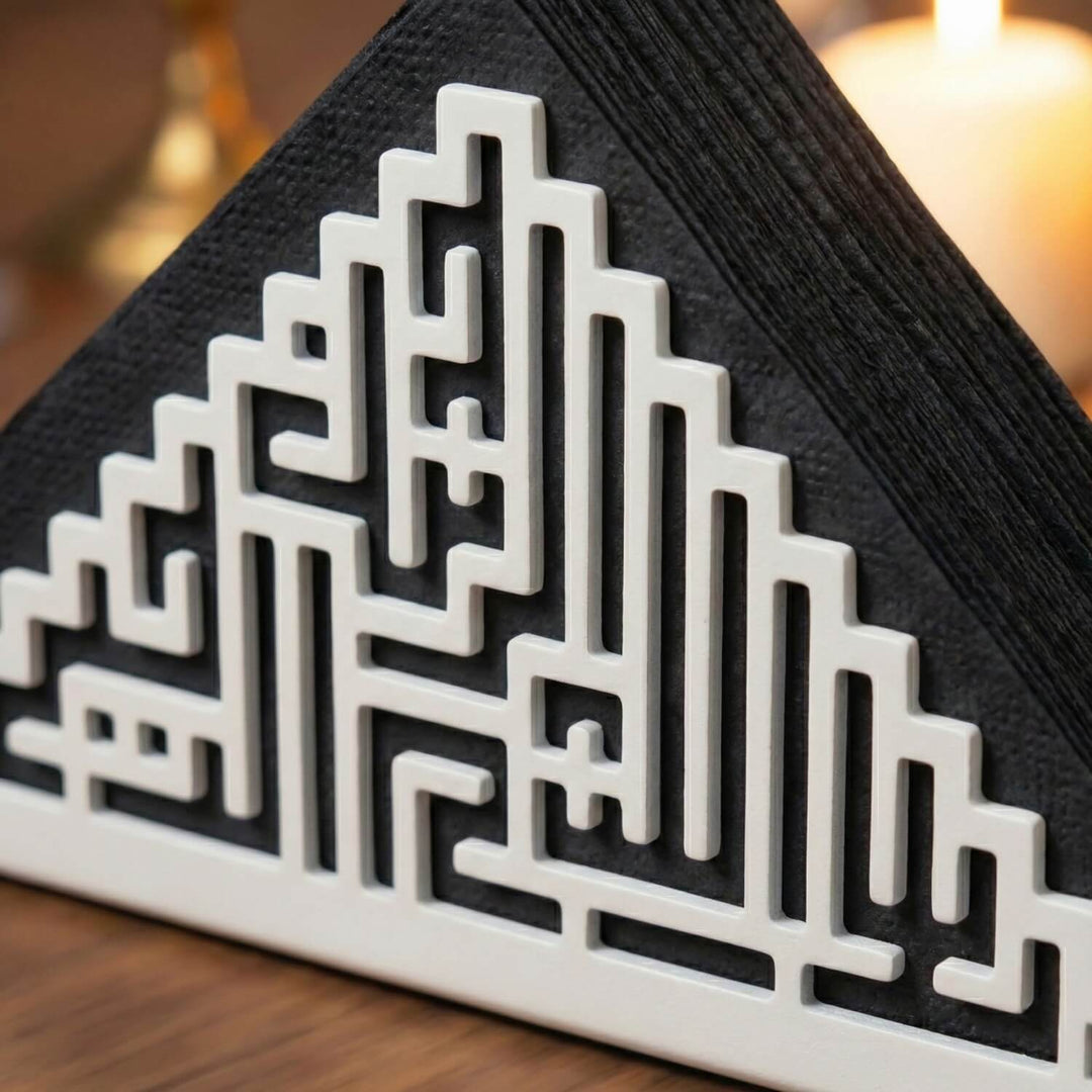 Kufi Besmele beyaz metal peçetelik, kufi hat deseni ve peçete ile yakın çekim
