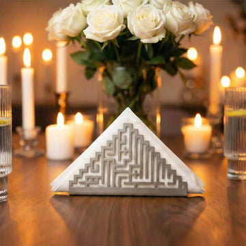 Kufi Besmele gümüş metal peçetelik, beyaz güllü ve mumlu iftar masasında