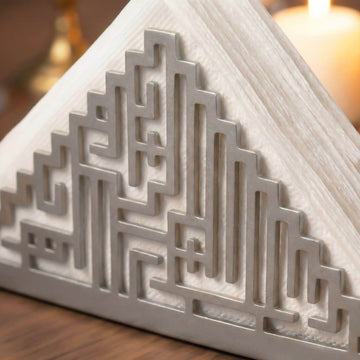 Kufi Besmele gümüş metal peçetelik, kufi hat deseni ve peçete ile yakın çekim