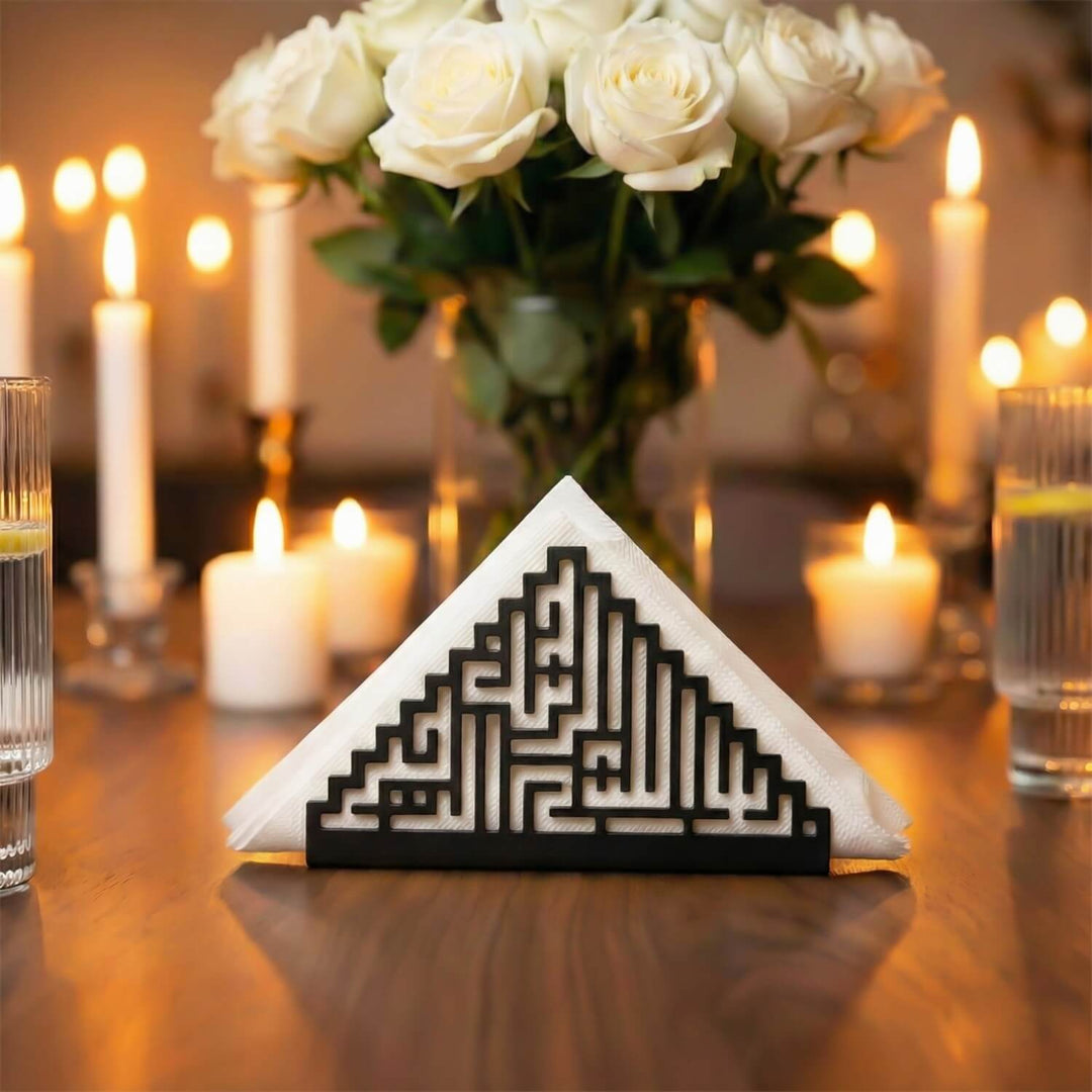 Kufi Besmele siyah metal peçetelik, beyaz güllü ve mumlu iftar masasında