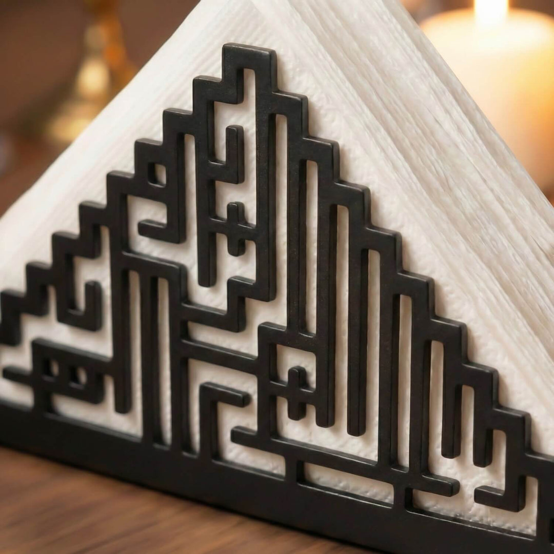 Kufi Besmele siyah metal peçetelik, kufi hat deseni ve peçete ile yakın çekim
