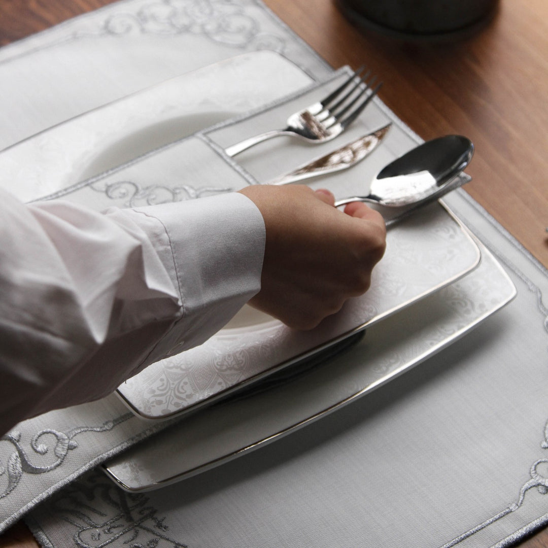 bismillah islemeli amerikan servis uzerinde kare tabaklar servis peceteleri ve yine setin catal bicak keseleri bulunuyor islamicwallarttr