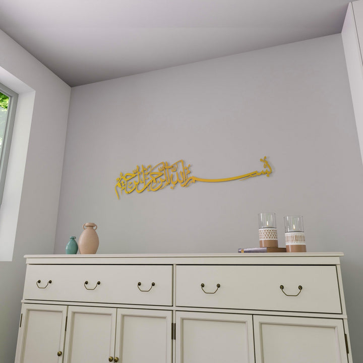 altin sarisi besmele hat yazili metal tablo modelinin uzaktan gorunumu islamicwallart