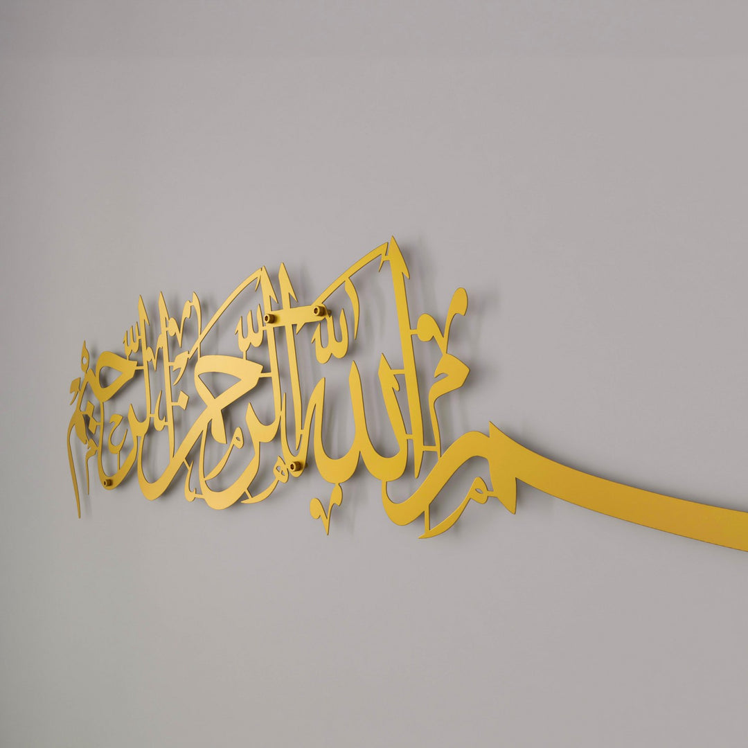 altin sarisi besmele yazili metal duvar dekorunun yakindan detay gorunumu islamicwallart