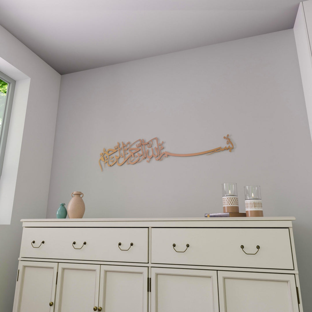bakir renkli besmele yazili metal duvar dekorunun oda icindeki durusu islamicwallart