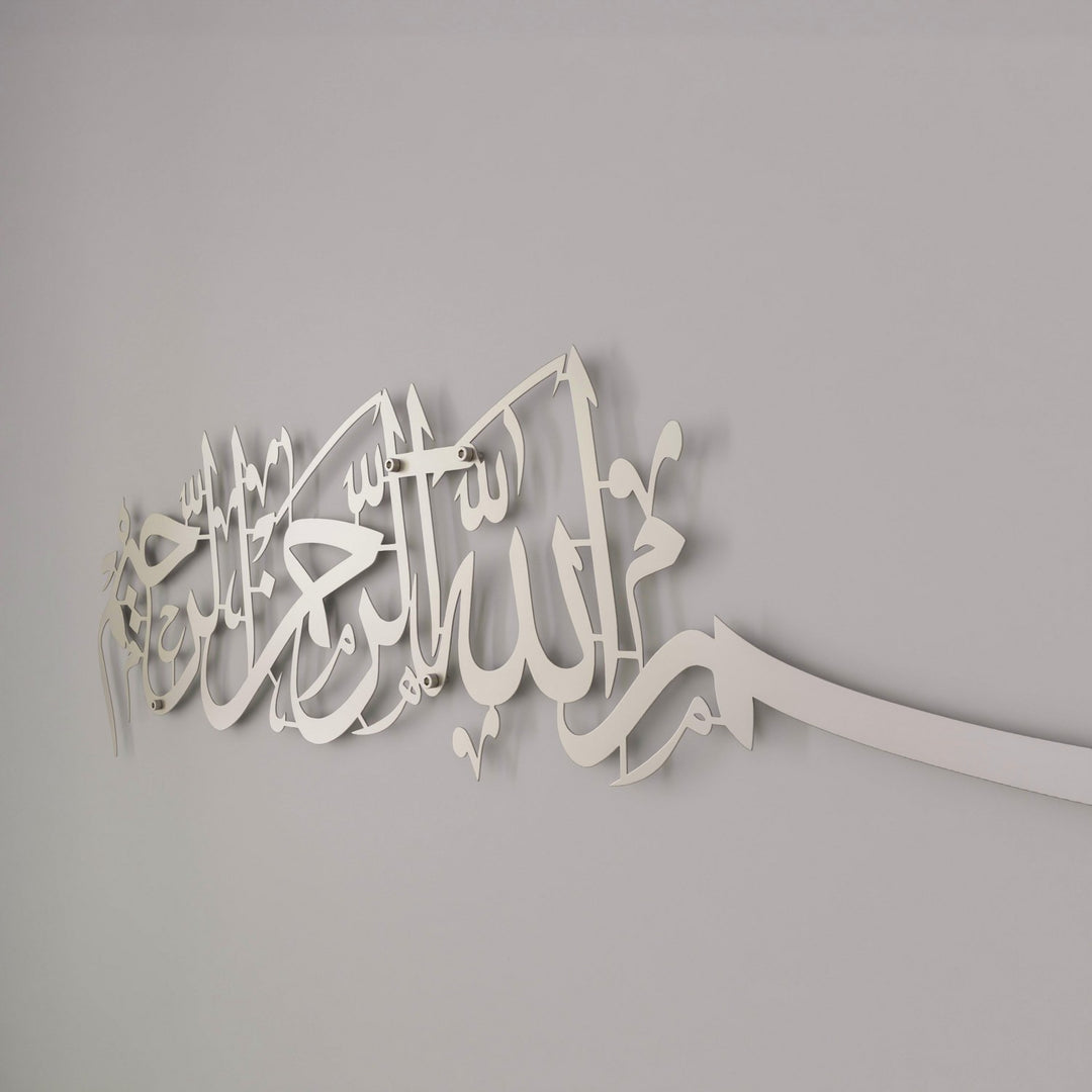 gumus renkli besmele yazili metal duvar sanati tasariminin yakindan gorunumu islamicwallart