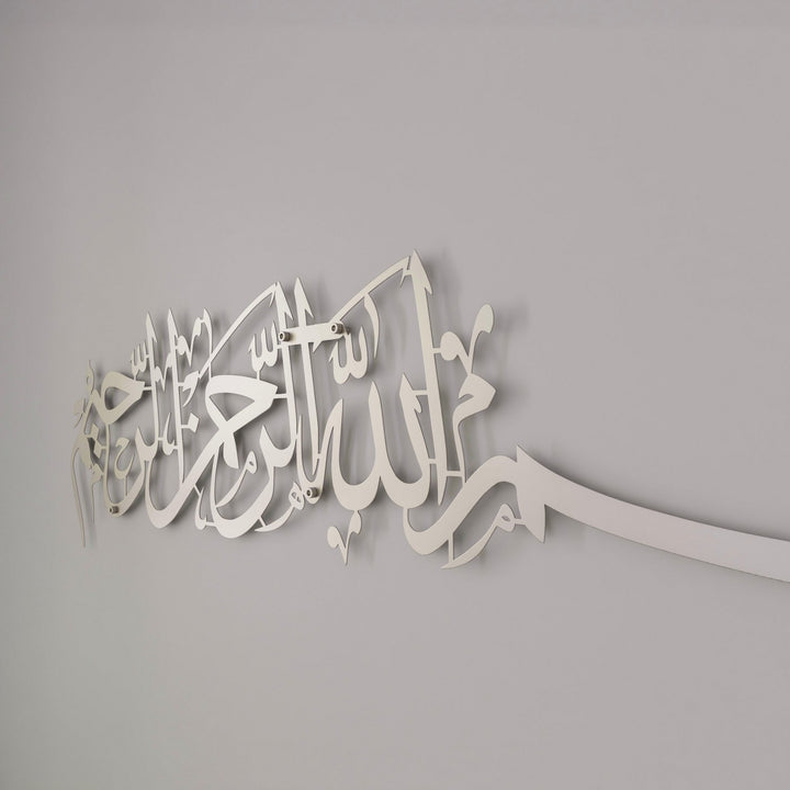 gumus renkli besmele yazili metal duvar sanati tasariminin yakindan gorunumu islamicwallart