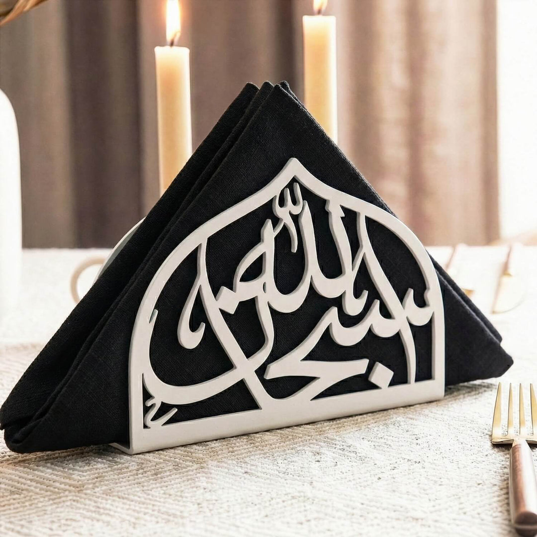 Bismillah ve Elhamdülillah beyaz metal peçetelik, çift yüzlü tasarımın diğer yüzü yakın kadrajda