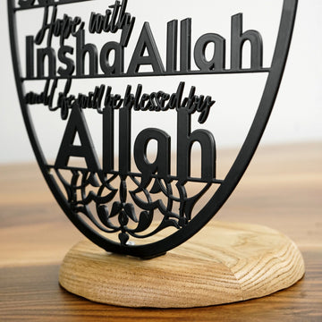 Siyah metal mumluğun İnşallah ve Allah yazısı ile ahşap tabanının yakın çekimi
