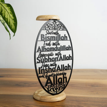 Siyah oval metal mumluğun mumsuz, açılı yandan görünümü