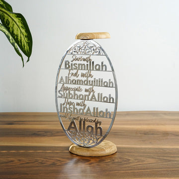 Parlak Gümüş oval zikir mumluğu, ahşap tabanlı, masanın üzerinde yandan görünüm